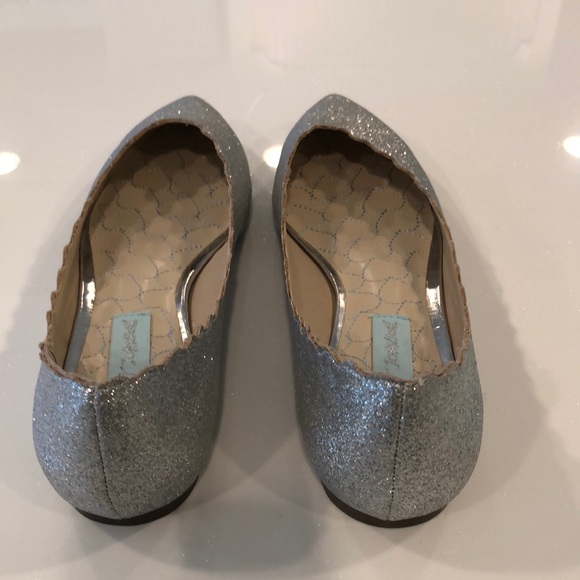 Betsey Johnson Crosbey Silver Flats size 7 1/2 - Picture 4 of 4